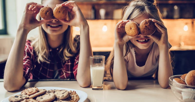 Assortiment de goûters sains pour enfants : fruits, yaourt, barre moelleuse maison